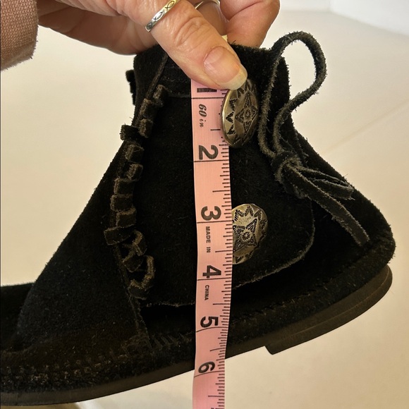 MINNETONKA WOMENS TWO CONCHO  HARD-SOLE BOOTS IN BLACK SUEDE SZ 8 - Picture 8 of 8